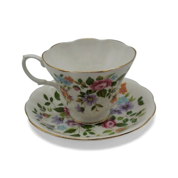 ROYAL ALBERT Floral Teacup & Saucer Set Bone China Gold Trim England Vintage - Picture 1 of 10